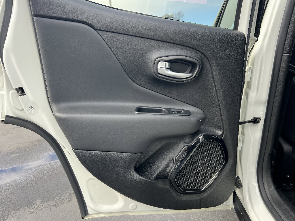Used 2018 Jeep Renegade Altitude image 32