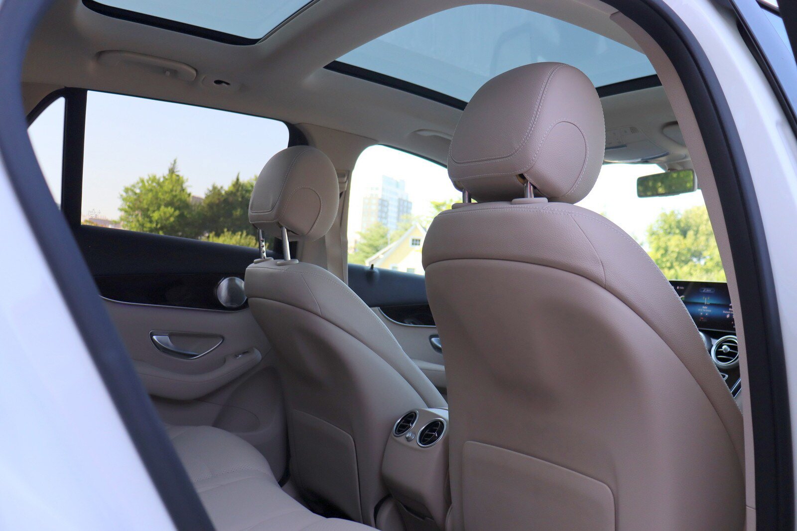 Used 2020 Mercedes-Benz GLC 350e 4MATIC w/ Premium Package image 15