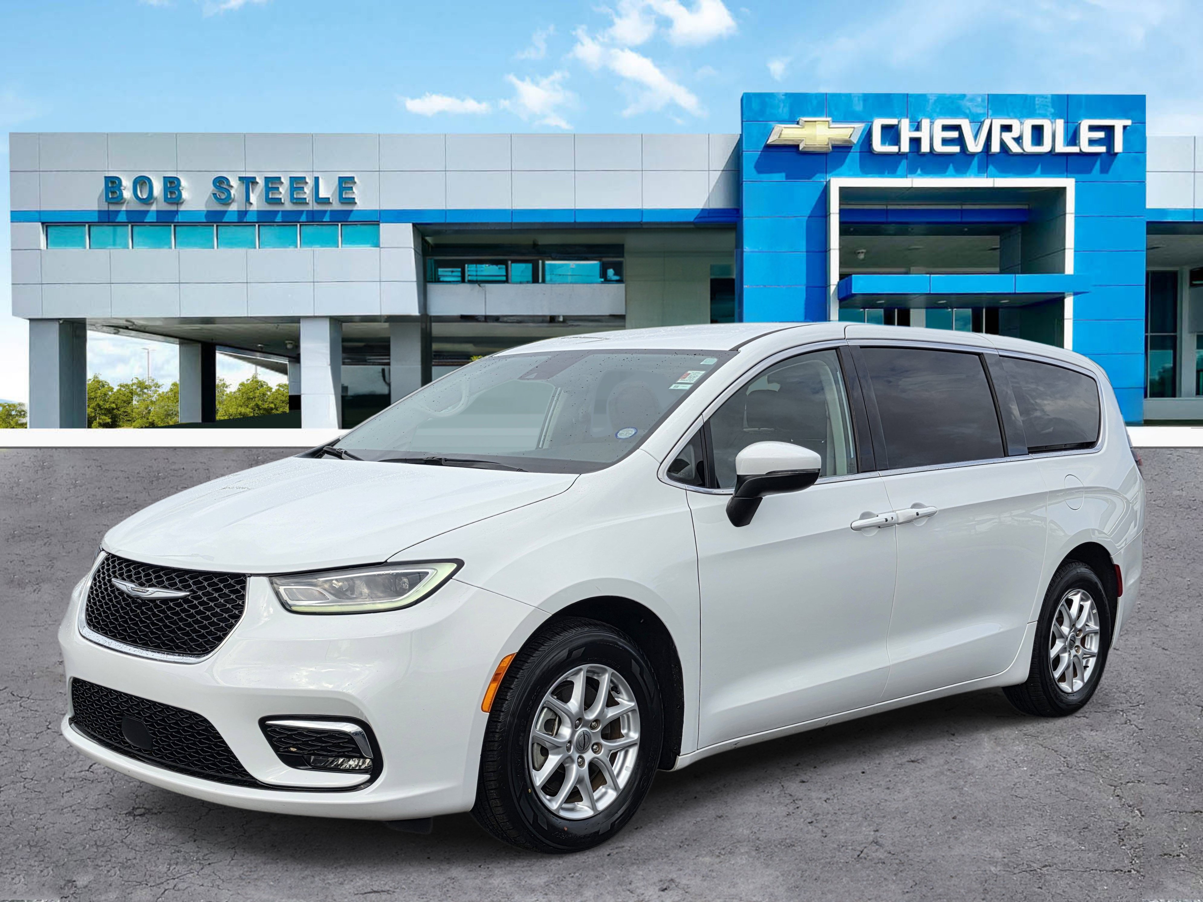 Used 2023 Chrysler Pacifica Touring-L FWD image 2