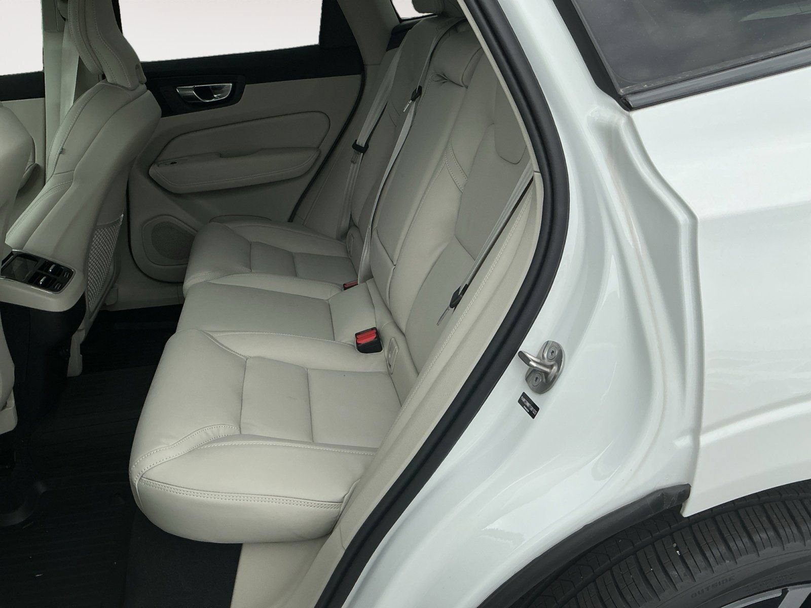 New 2026 Volvo XC60 B5 Ultra w/ Protection Package Premier AWD/4WD image 13