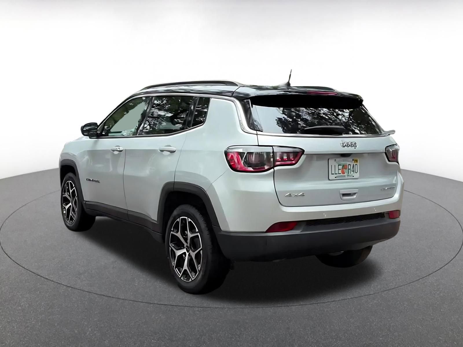 Used 2025 Jeep Compass Limited image 11