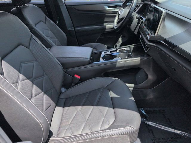 Used 2025 Volkswagen Atlas Cross Sport SE FWD image 30