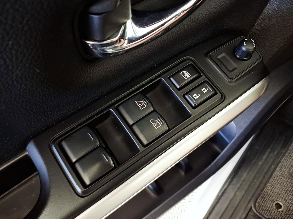 Used 2018 Nissan Titan SV image 25