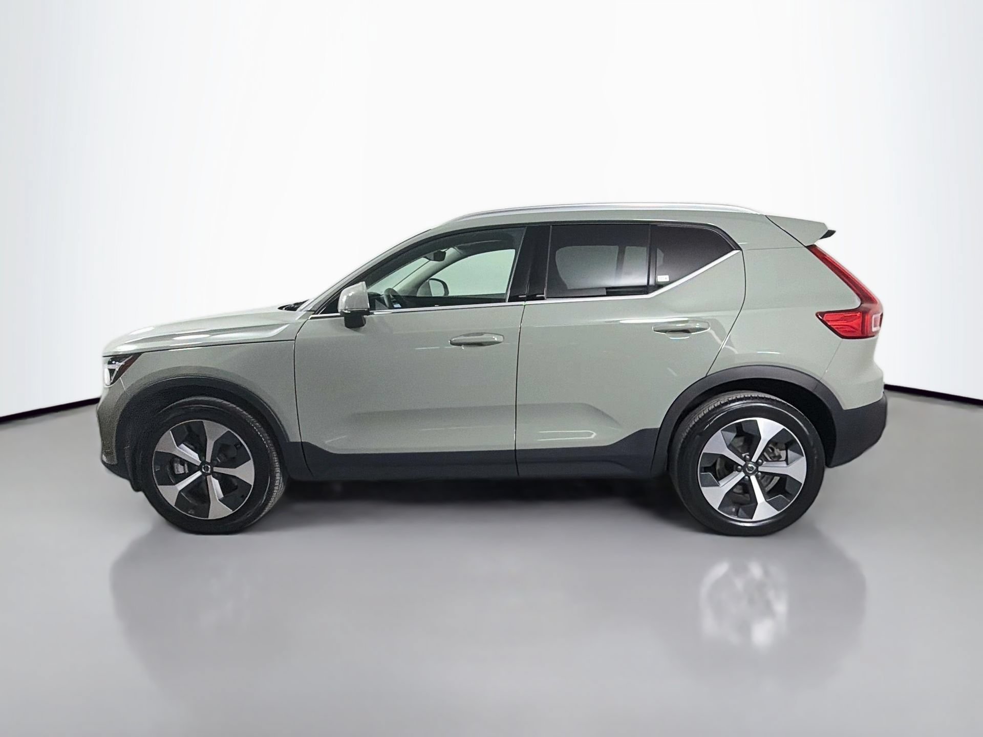 Certified 2024 Volvo XC40 B5 Core w/ Protection Package Premier AWD/4WD image 9