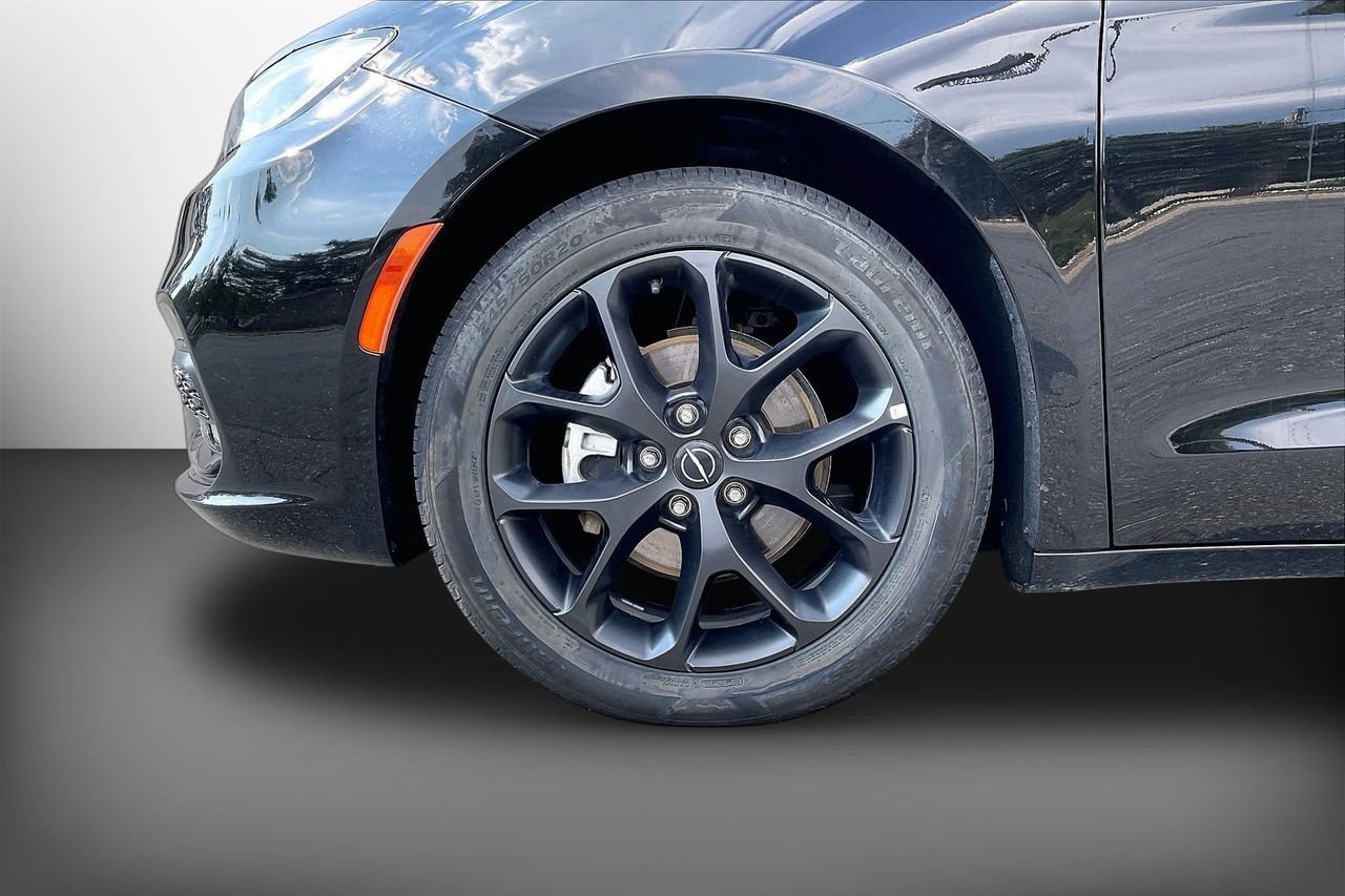 Used 2025 Chrysler Pacifica Limited FWD image 35