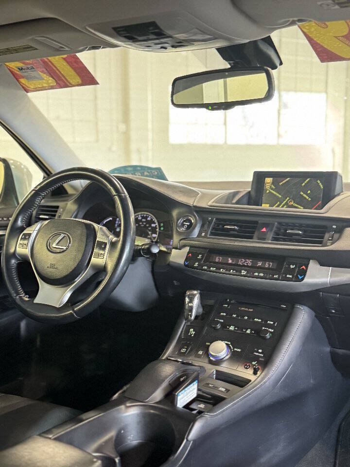 Used 2012 Lexus CT 200h Premium w/ Leather Pkg FWD image 3