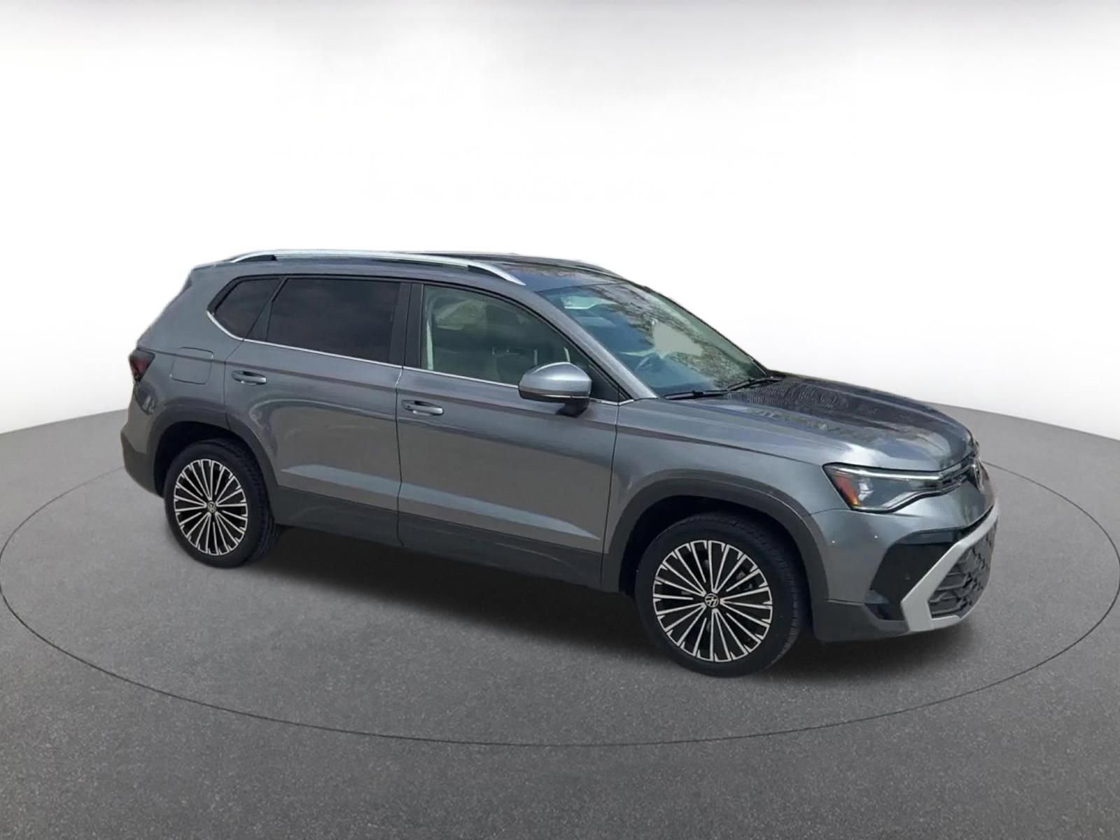 Used 2025 Volkswagen Taos SE FWD image 2