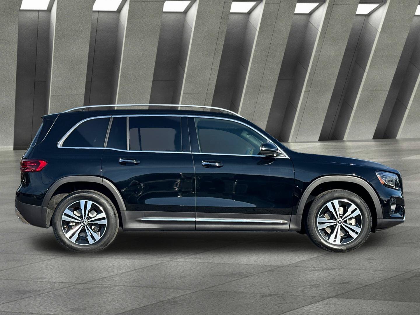 Used 2025 Mercedes-Benz GLB 250 4MATIC image 3
