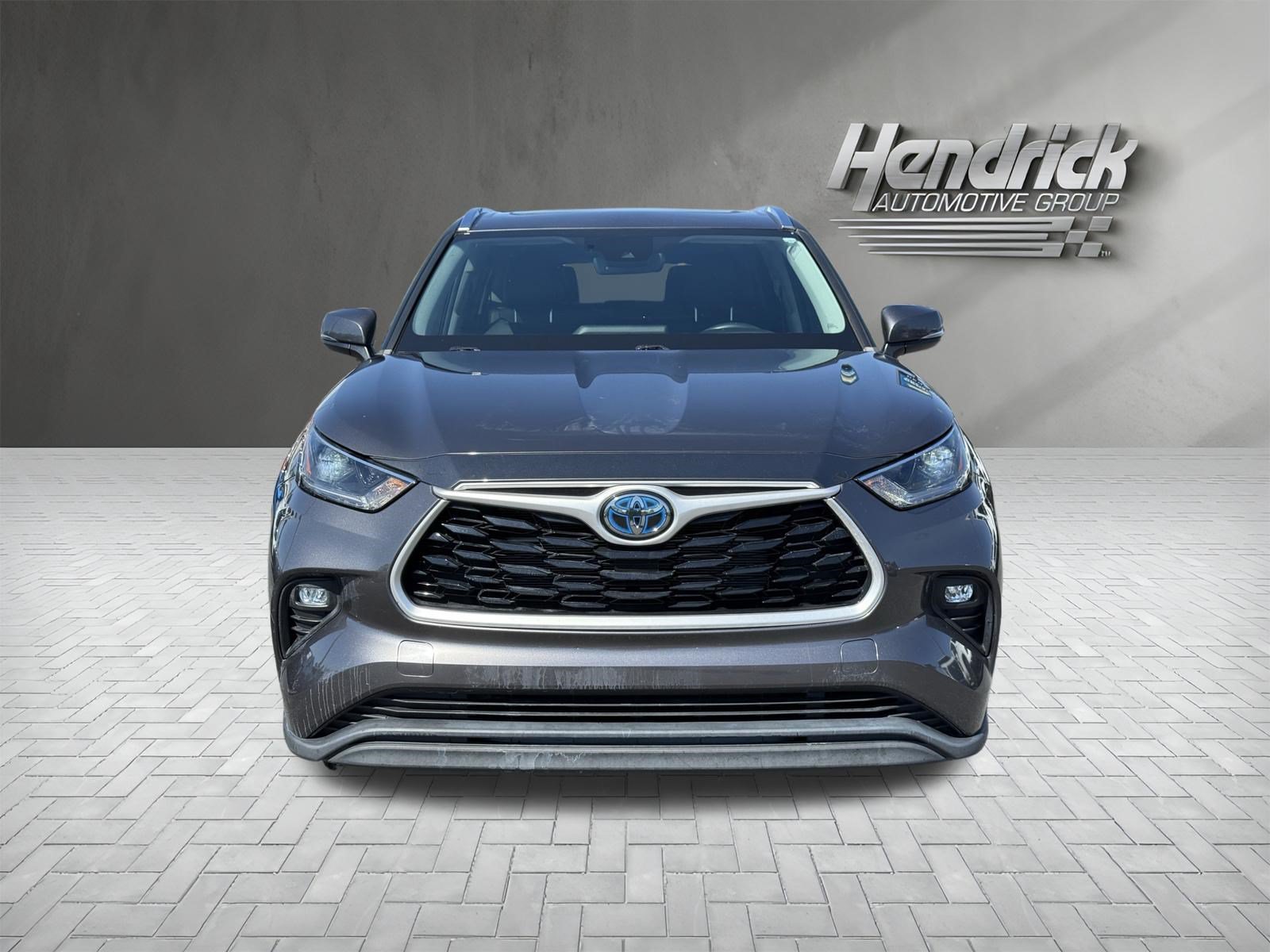 Used 2021 Toyota Highlander XLE AWD/4WD image 3