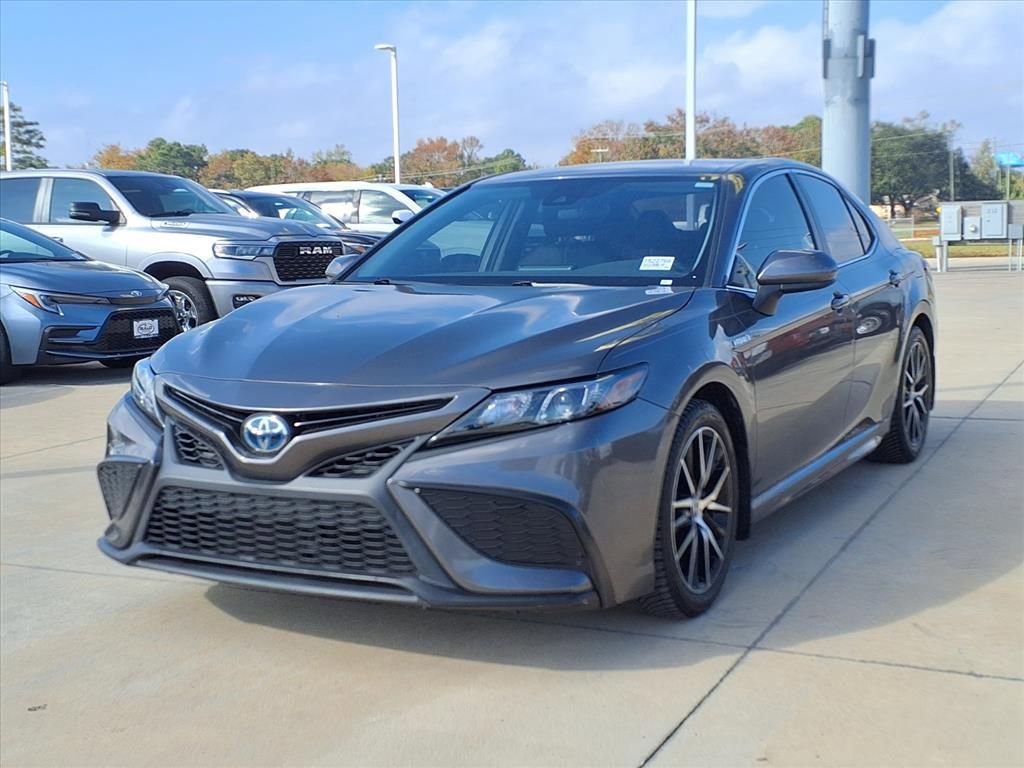 Used 2021 Toyota Camry SE image 3