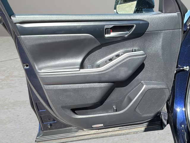 Used 2025 Toyota Highlander XLE FWD image 16