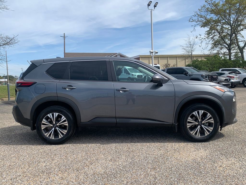 Used 2023 Nissan Rogue SV image 2