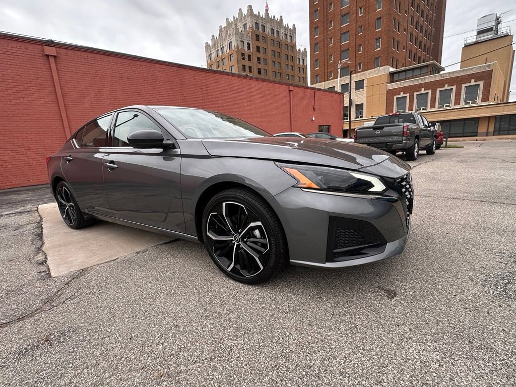 Certified 2025 Nissan Altima 2.5 SR FWD image 10