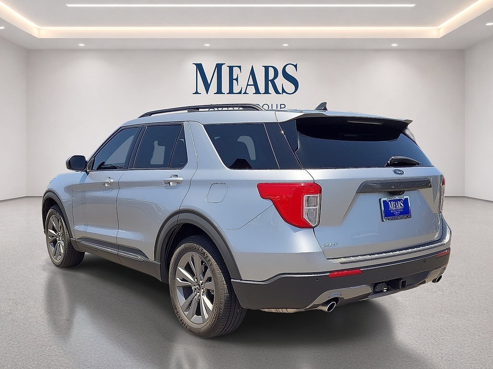 Used 2021 Ford Explorer XLT w/ Equipment Group 202A AWD/4WD image 3
