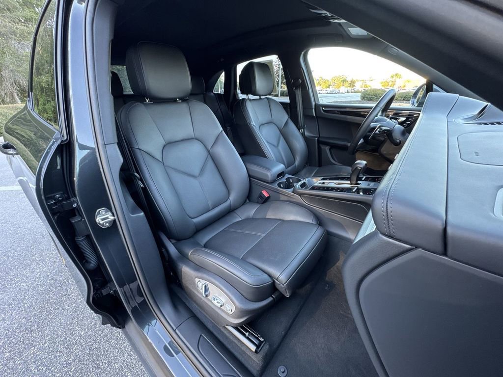 Certified 2025 Porsche Macan image 29