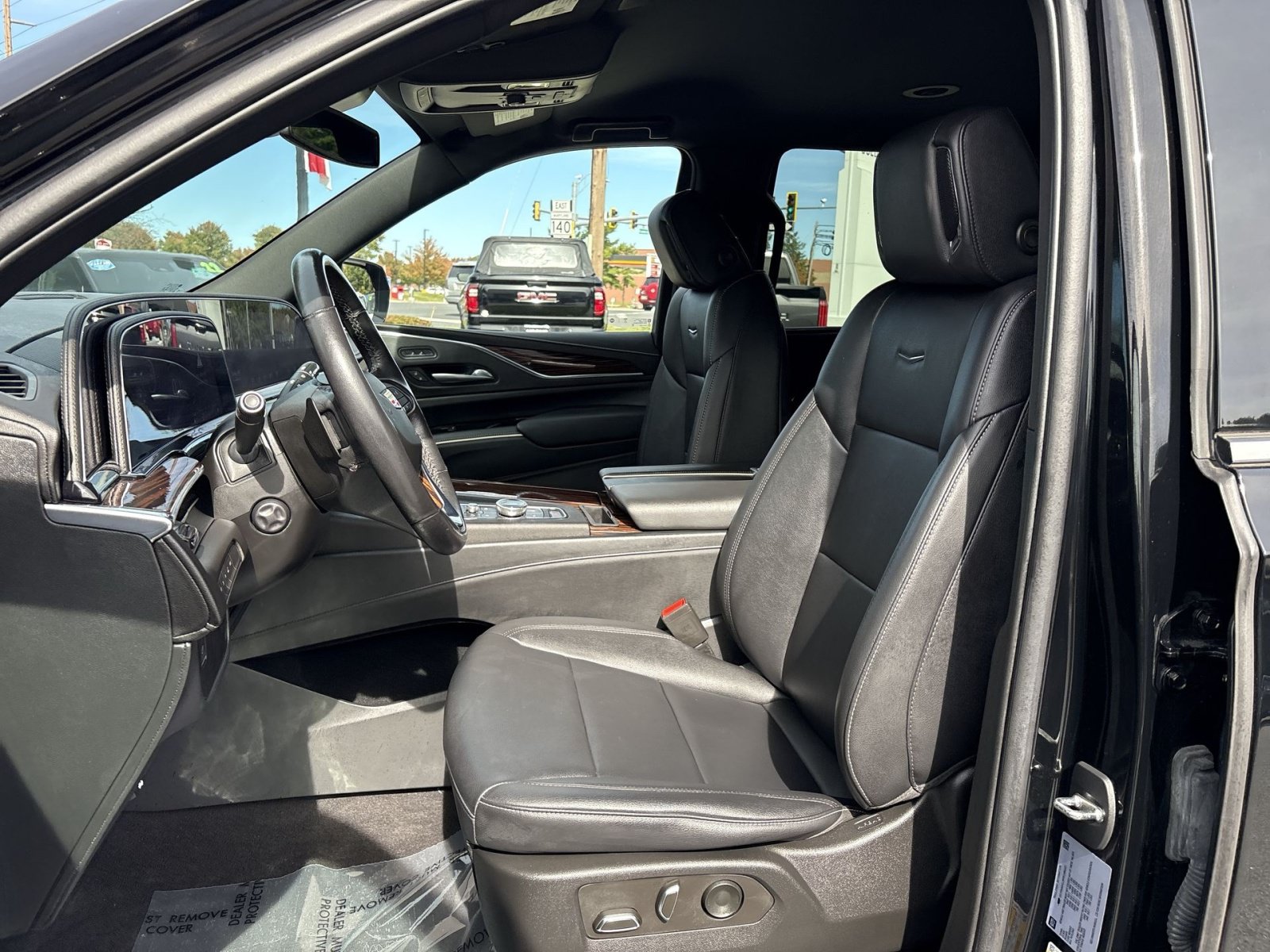 Used 2023 Cadillac Escalade Luxury AWD/4WD image 13