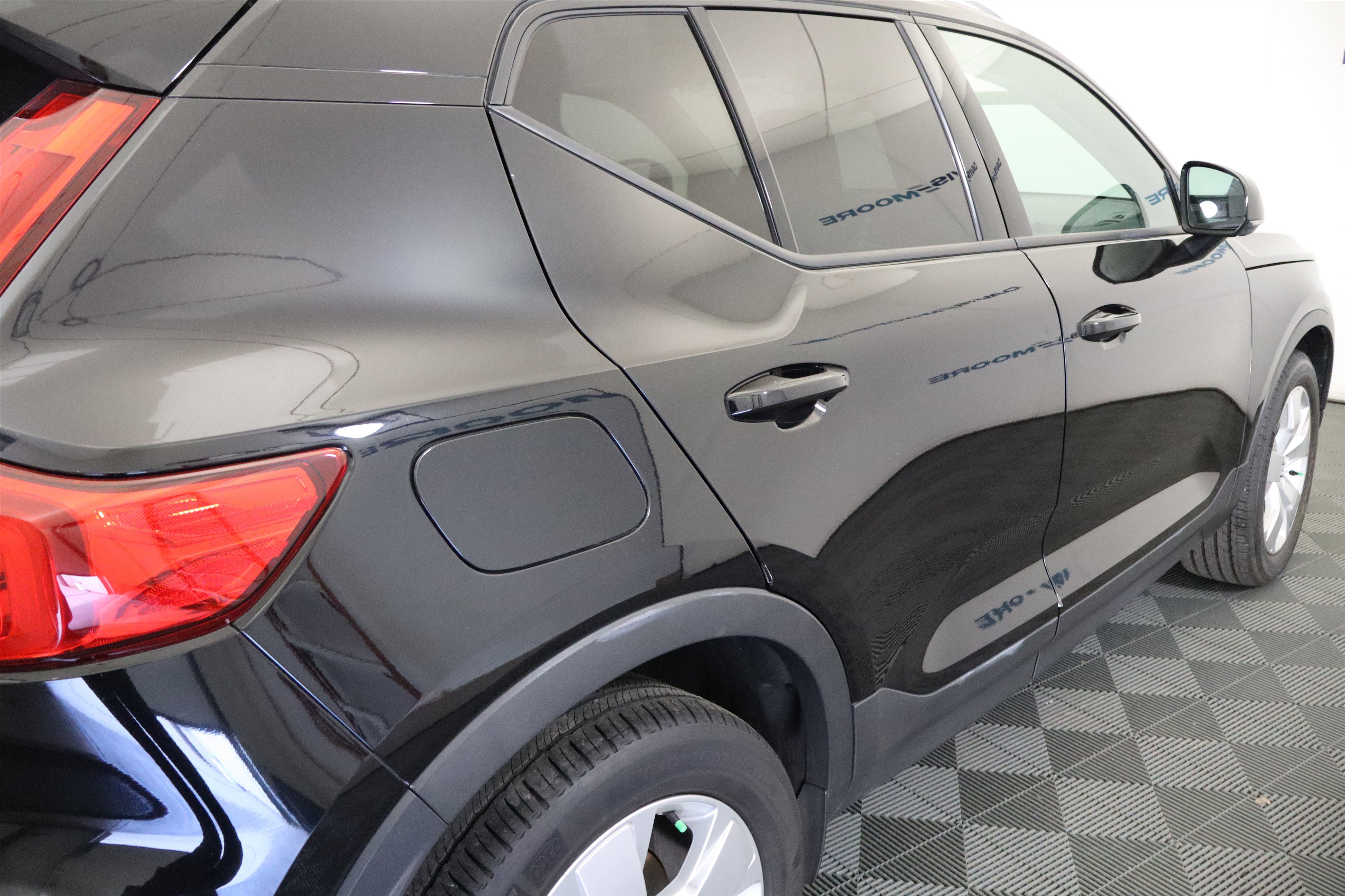 Used 2022 Volvo XC40 T4 Momentum image 7
