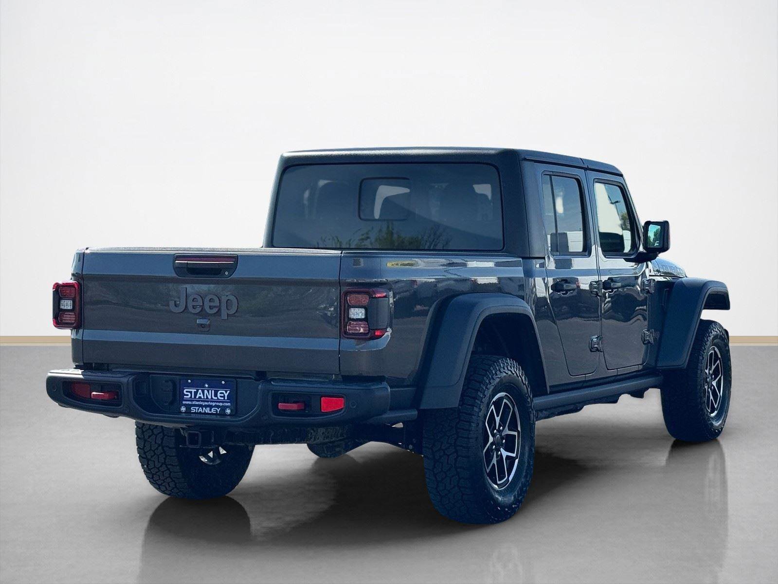 Used 2024 Jeep Gladiator Rubicon w/ Technology Group AWD/4WD image 8