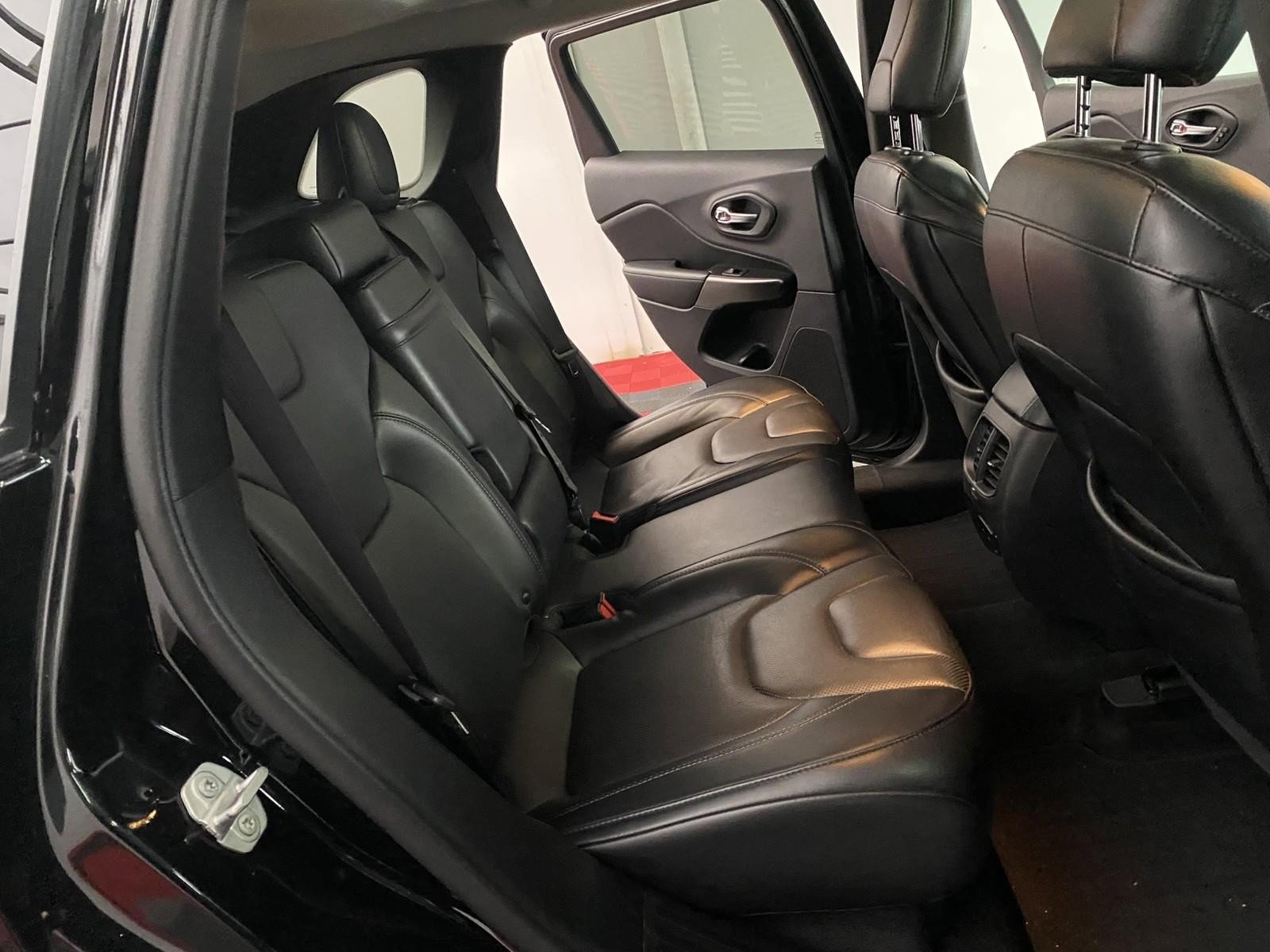 Used 2019 Jeep Cherokee Limited image 12