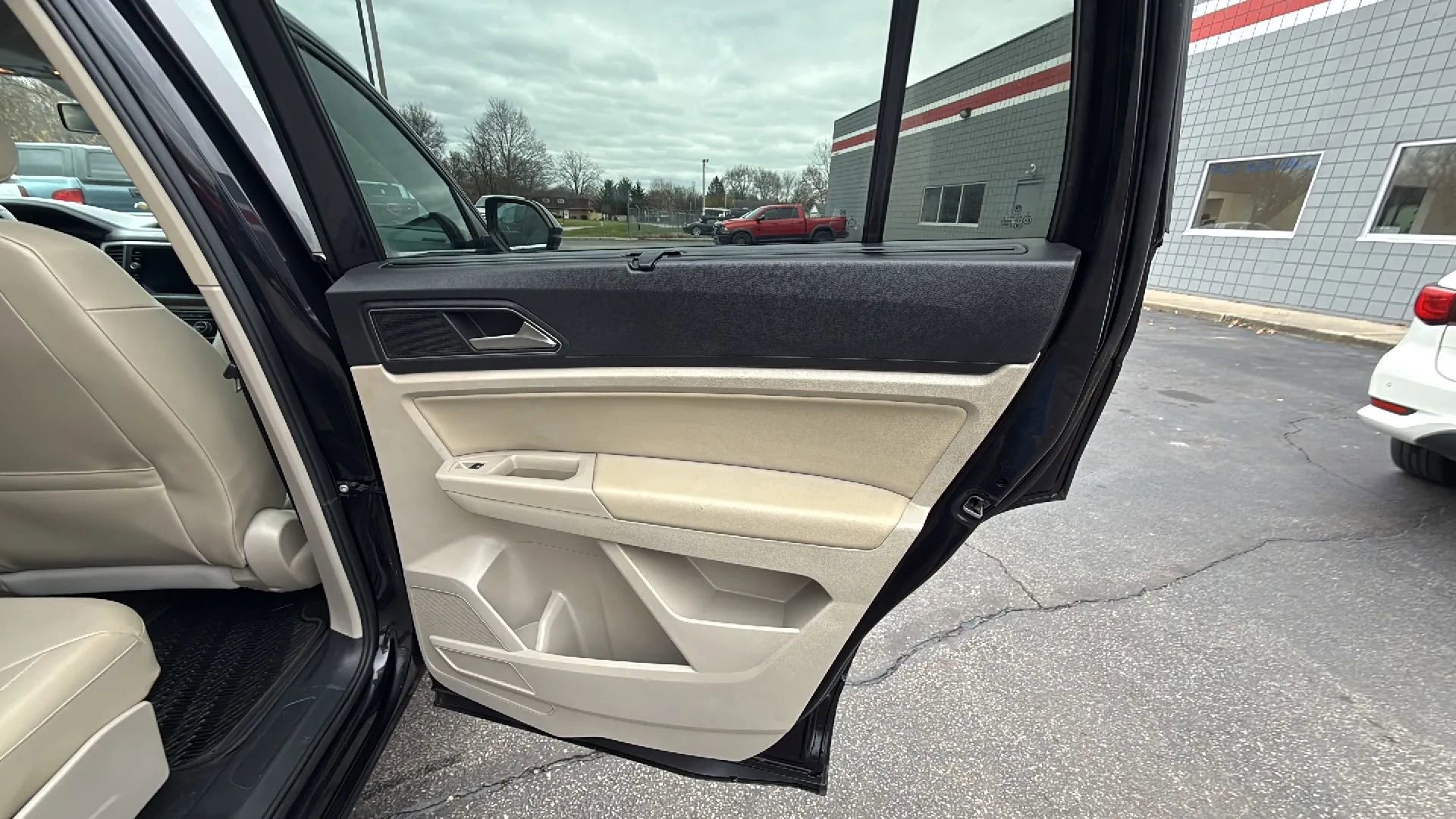 Used 2019 Volkswagen Atlas SE w/ Towing Package image 14