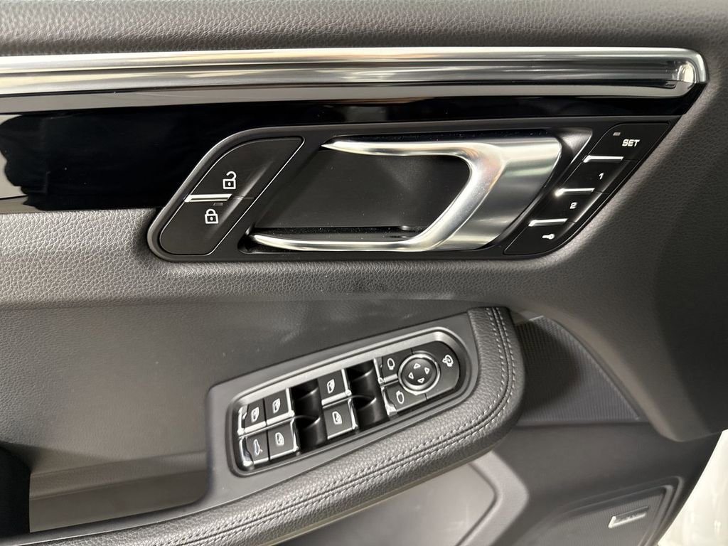 Certified 2025 Porsche Macan image 34