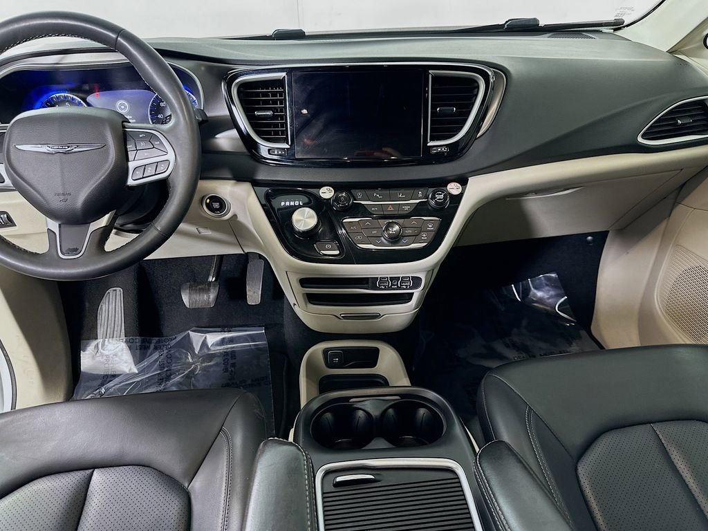 Used 2023 Chrysler Pacifica Touring-L image 19