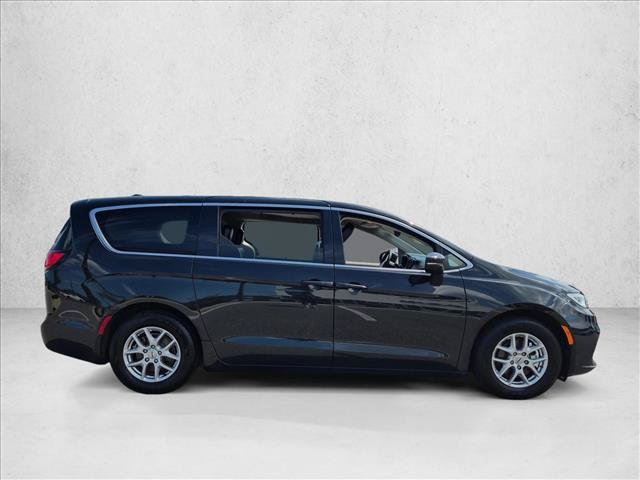 Used 2023 Chrysler Pacifica Touring-L FWD video 4