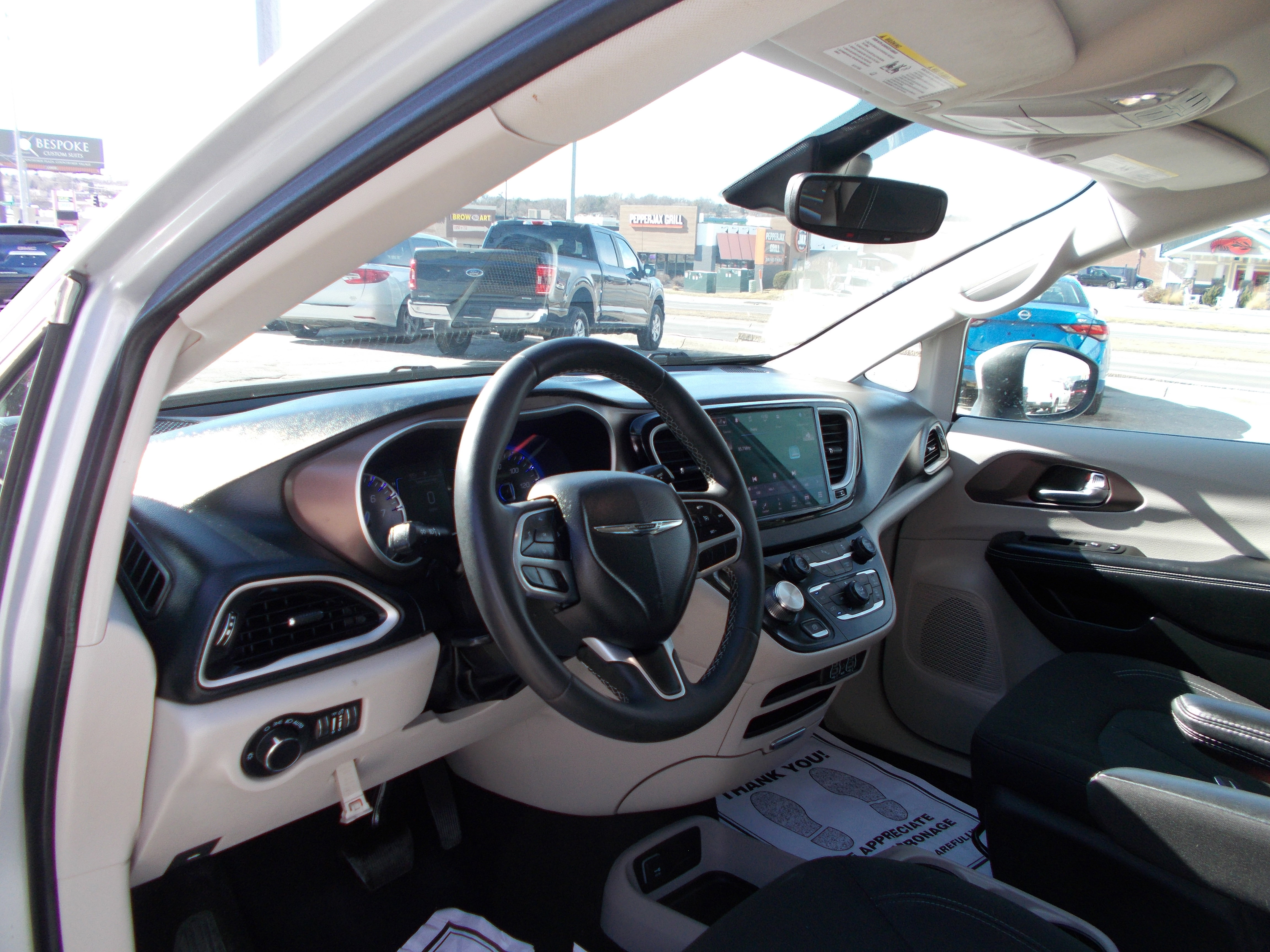Used 2023 Chrysler Voyager LX image 13
