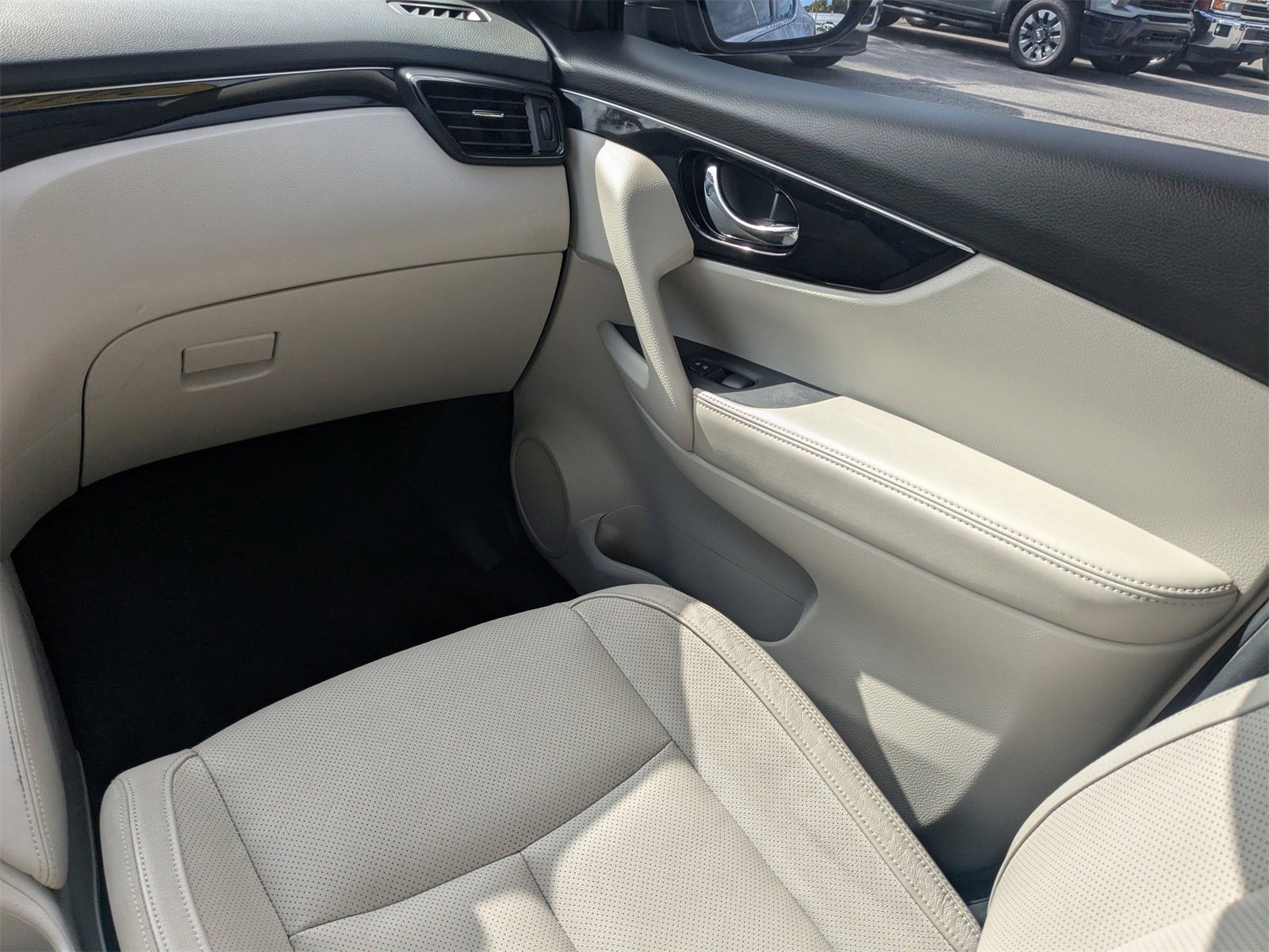 Used 2019 Nissan Rogue Sport SL w/ Premium Package image 17