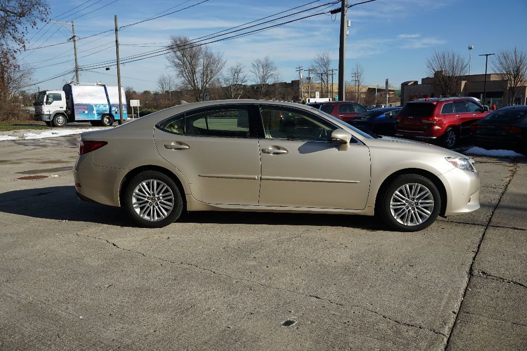 Used 2013 Lexus ES 350 w/ Luxury Pkg FWD image 2