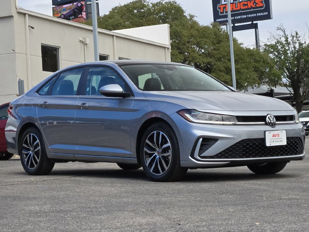 Used 2026 Volkswagen Jetta SE FWD image 3
