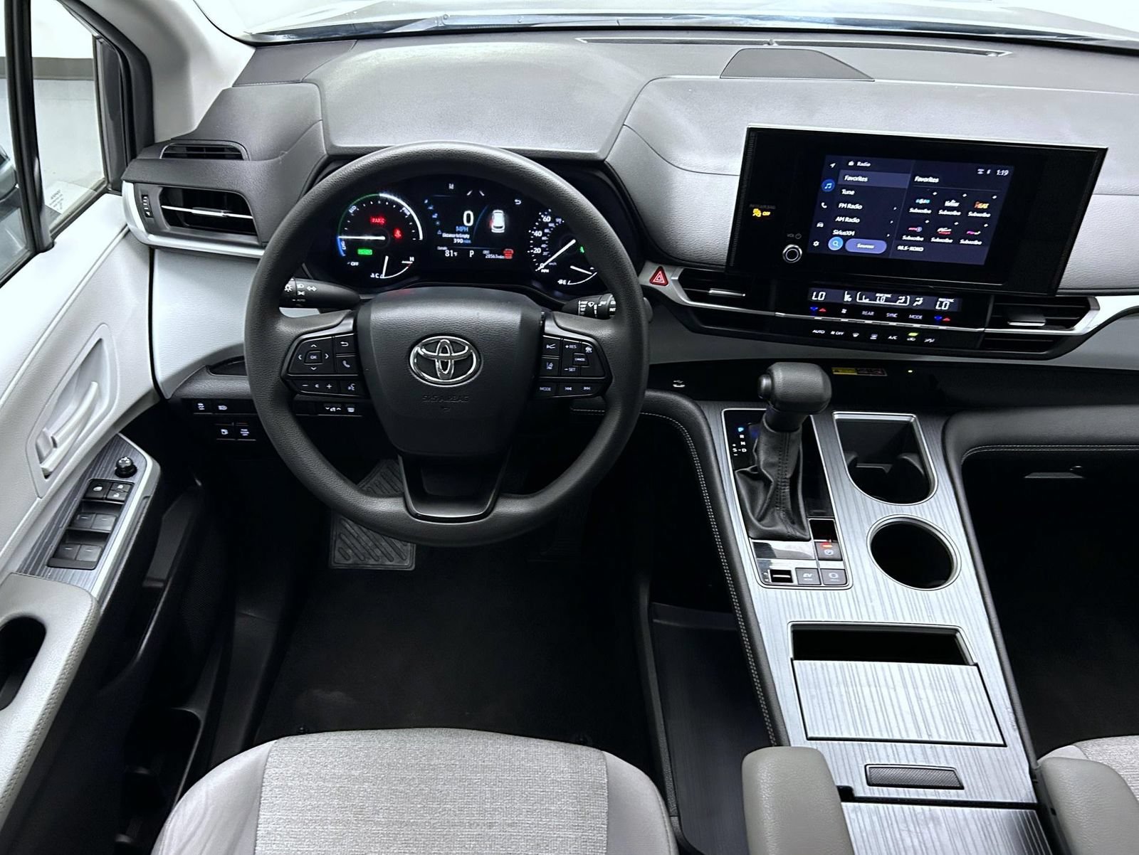 Used 2025 Toyota Sienna LE FWD image 14