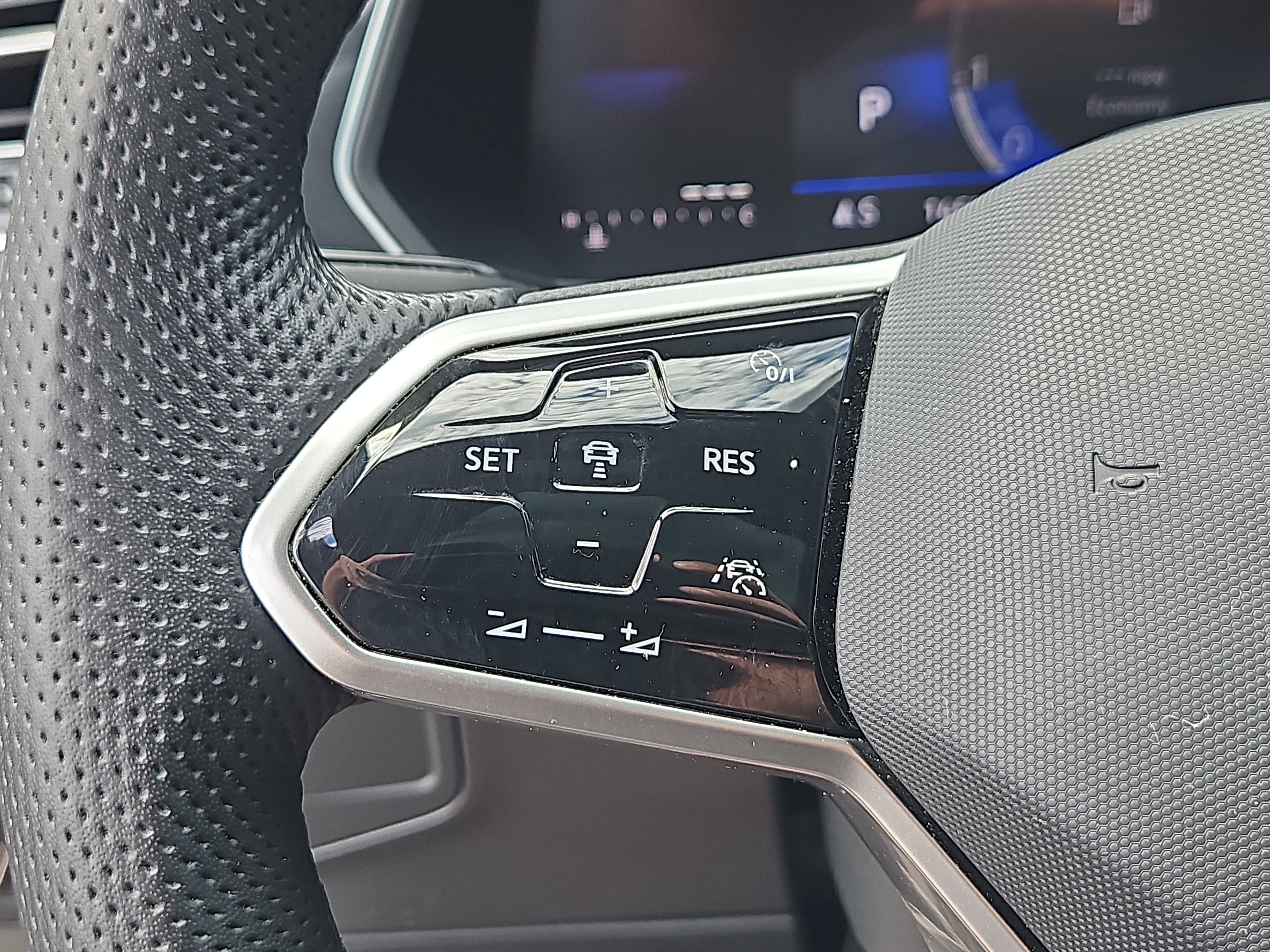 Certified 2024 Volkswagen Tiguan SE R-Line AWD/4WD image 19