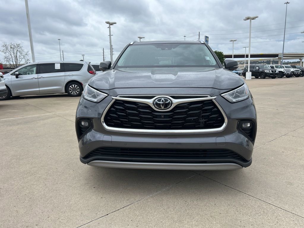 Used 2023 Toyota Highlander Platinum FWD image 2