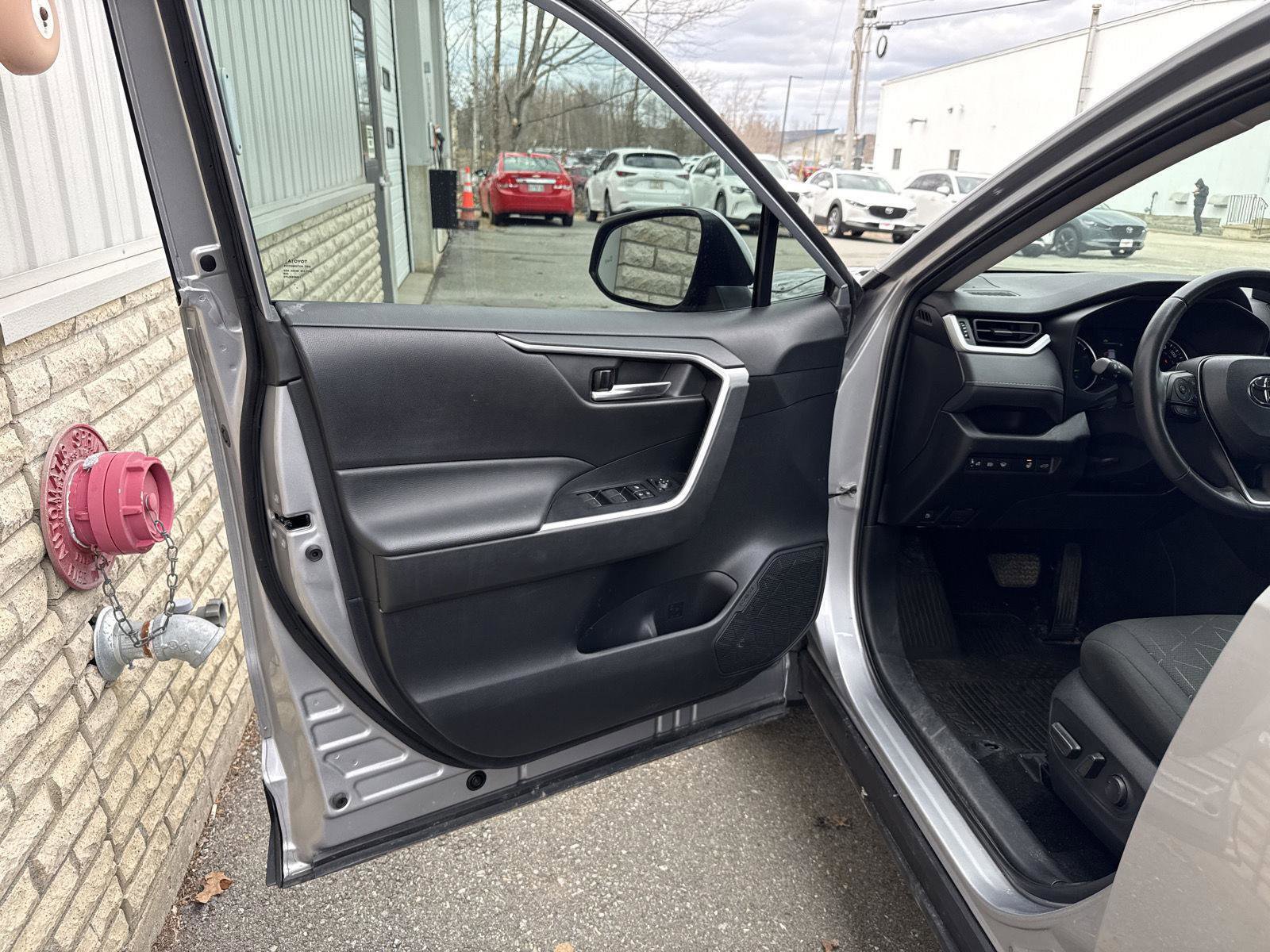 Used 2022 Toyota RAV4 XLE w/ Convenience Package image 9