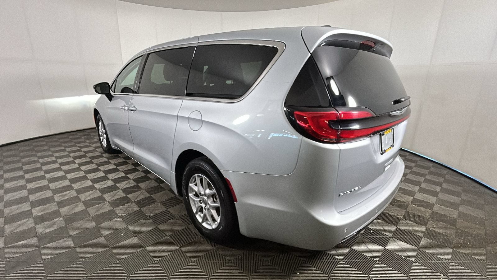 Used 2024 Chrysler Pacifica Touring-L FWD image 5