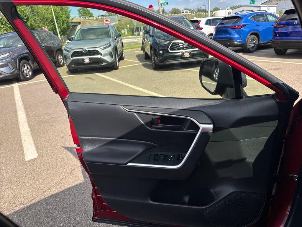 Used 2019 Toyota RAV4 LE w/ All Weather Liner Package AWD/4WD image 31