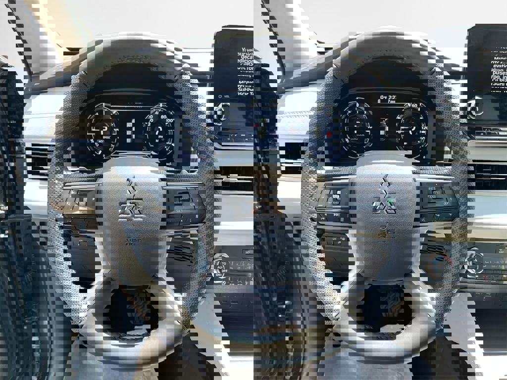 New 2025 Mitsubishi Outlander SEL image 13