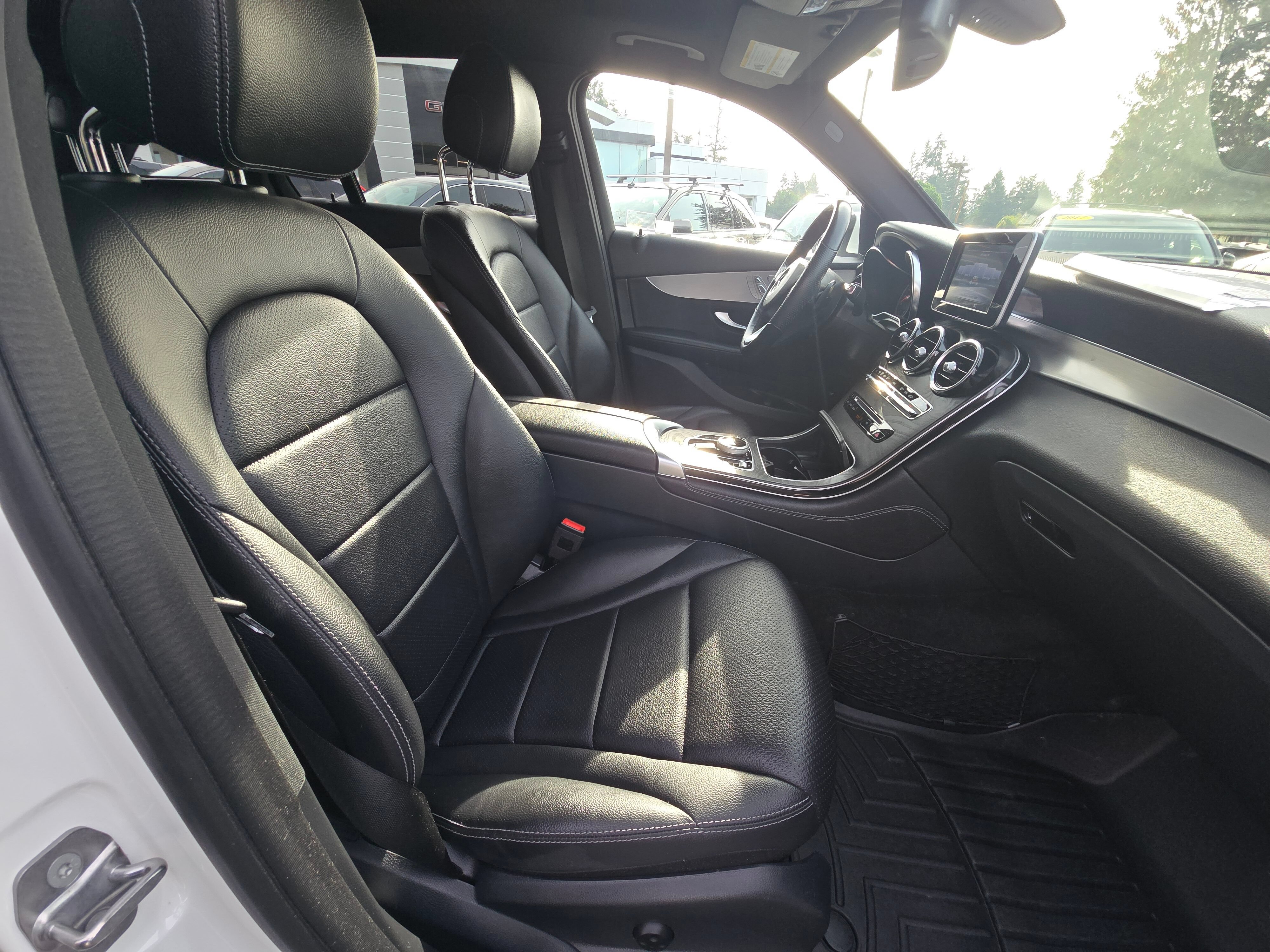Used 2019 Mercedes-Benz GLC 300 4MATIC image 11