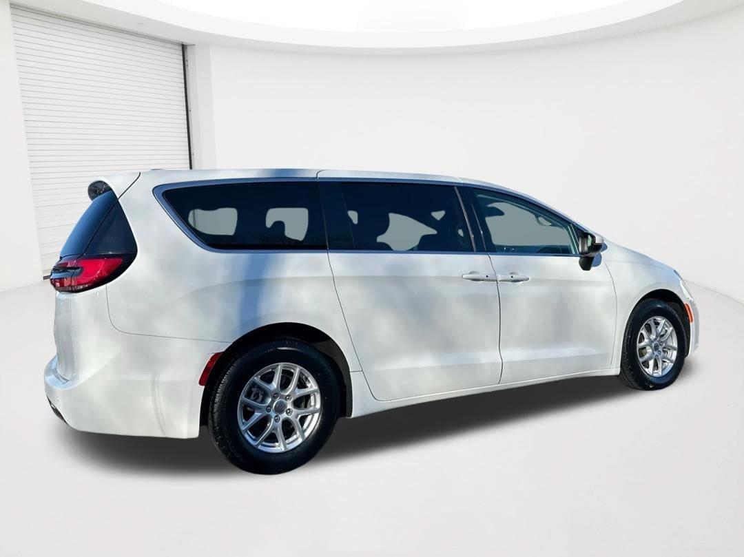 Used 2023 Chrysler Pacifica Touring-L FWD image 5