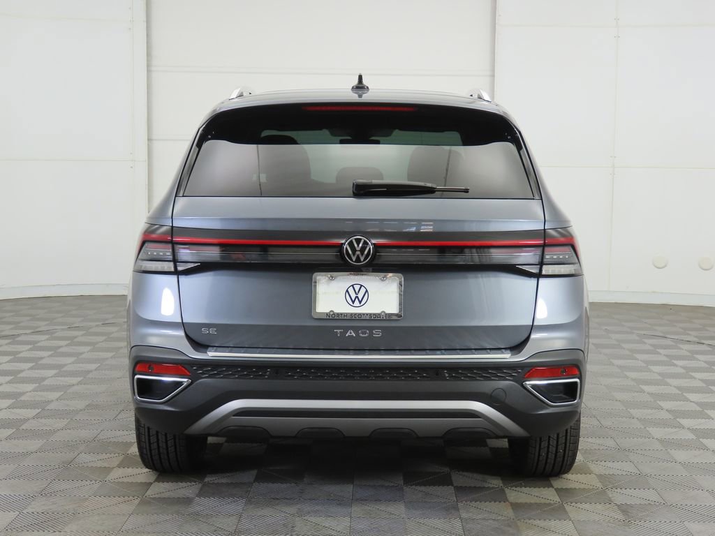 Used 2025 Volkswagen Taos SE w/ Panoramic Sunroof Package FWD image 6