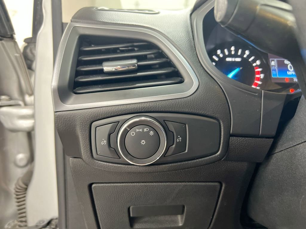Used 2015 Ford Edge SE FWD image 18
