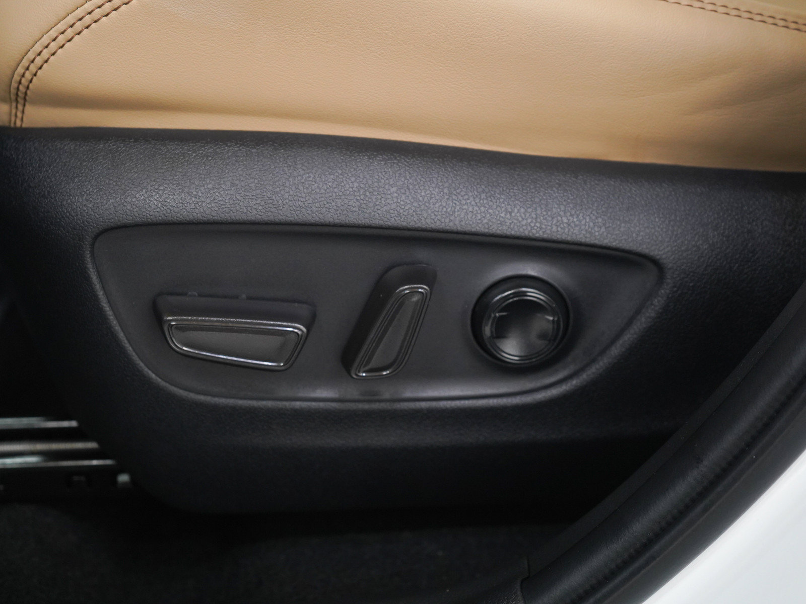 Used 2025 Toyota RAV4 XLE Premium AWD/4WD image 27