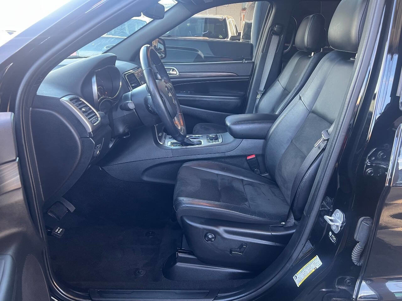 Used 2022 Jeep Grand Cherokee Altitude AWD/4WD image 11