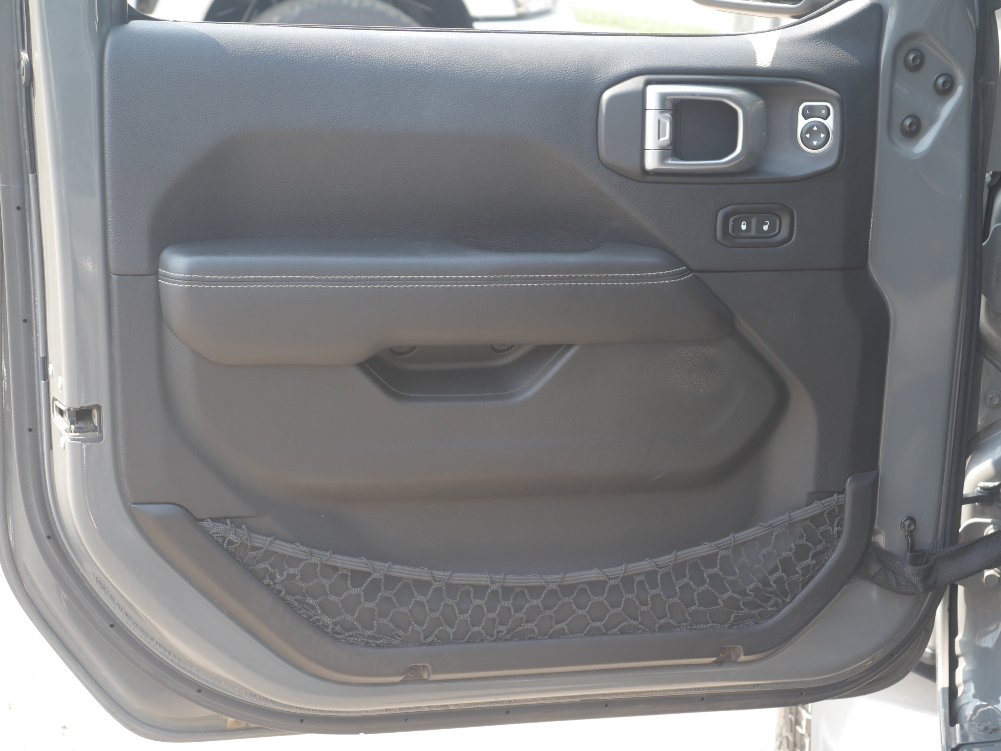 Used 2018 Jeep Wrangler Unlimited Sahara AWD/4WD image 33