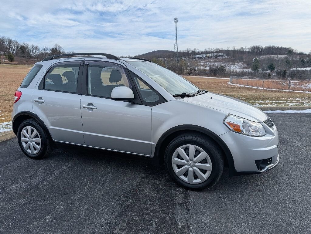 Used 2011 Suzuki SX4 AWD Hatchback image 2