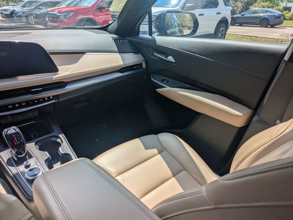 Used 2025 Cadillac XT4 Premium Luxury FWD image 17
