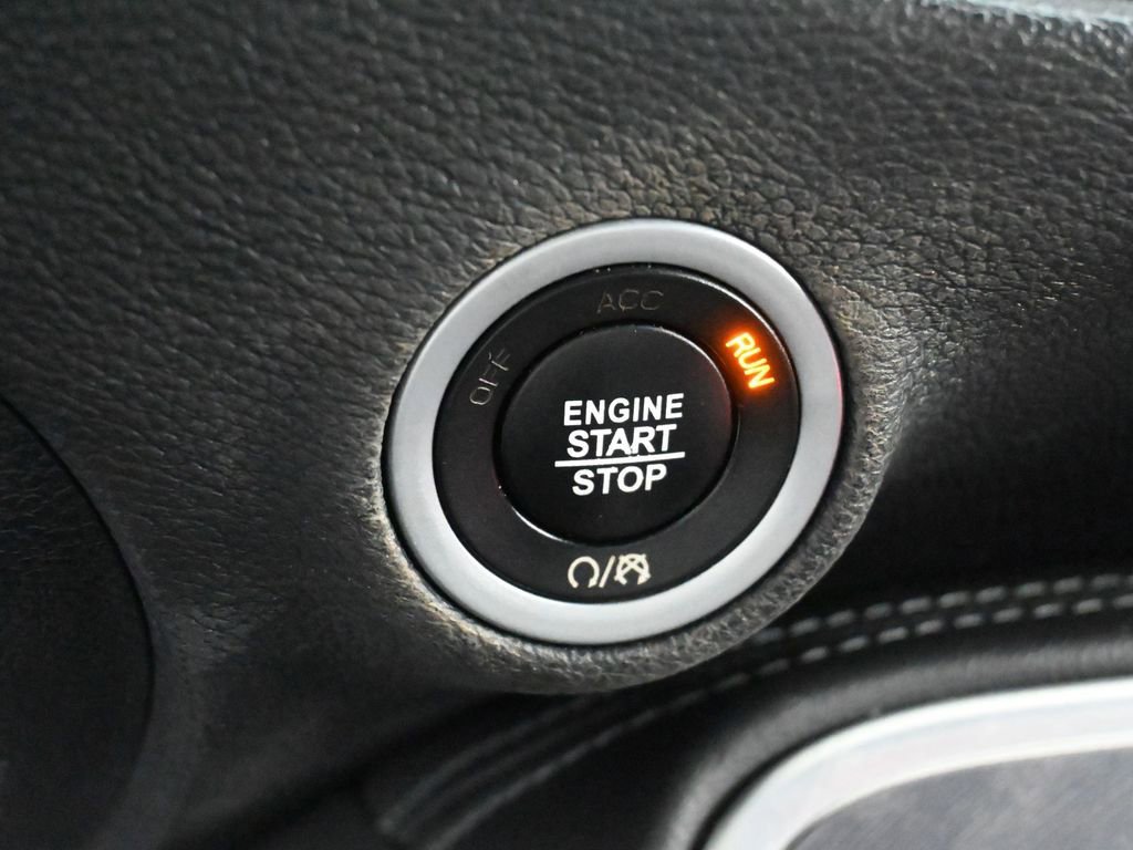 Used 2019 Dodge Challenger SXT image 18