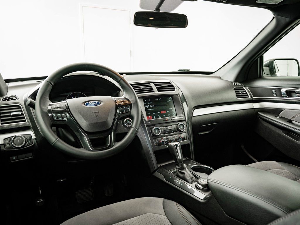 Used 2017 Ford Explorer XLT w/ Equipment Group 202A image 4