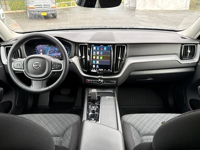 Used 2022 Volvo XC60 B5 Momentum image 12